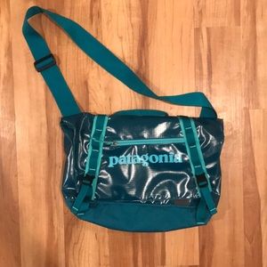Patagonia NWOT 12L messenger bag